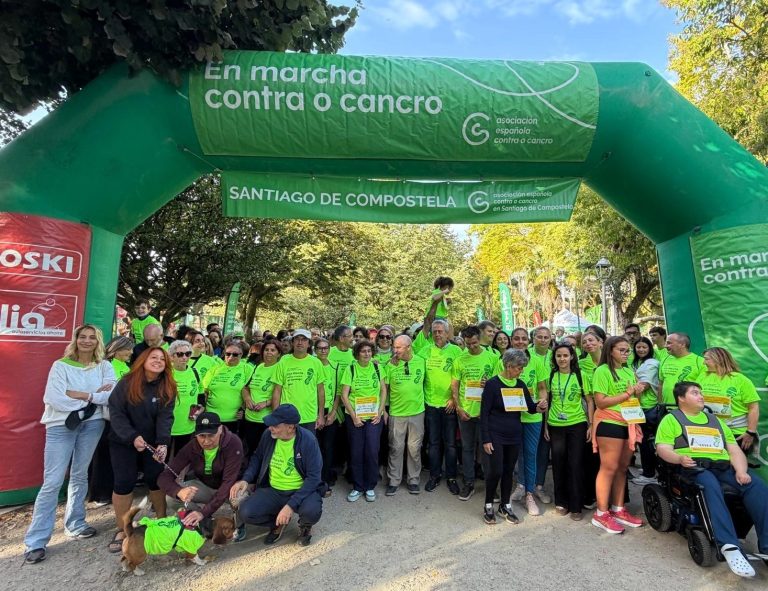 Unhas 1.200 persoas percorren Santiago na V andaina contra o cancro