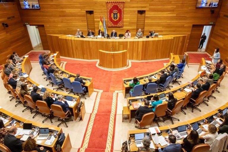 A entrega de 24 vivendas públicas en Lamas de Abade abre un novo choque entre Xunta, Concello e Goberno central