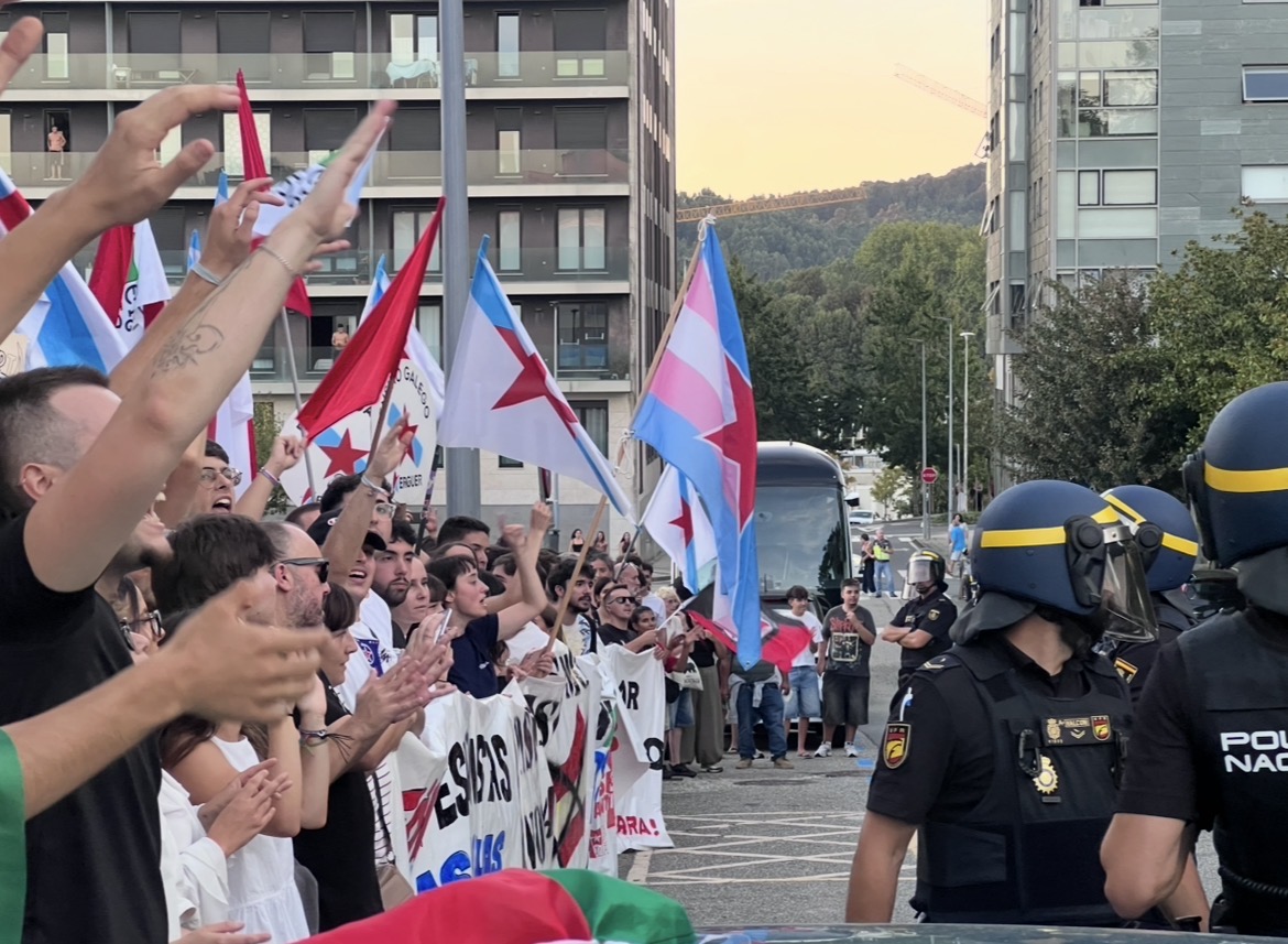 Arredor dun milleiro de manifestantes impiden a celebración dun acto de Vox en Compostela - Xornal de Compostela :: Xornal da capital de Galicia