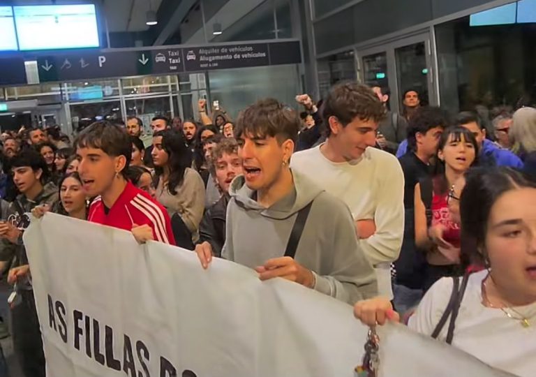 Centenares de mozos protagonizan unha sentada na estación intermodal polo acceso á vivenda