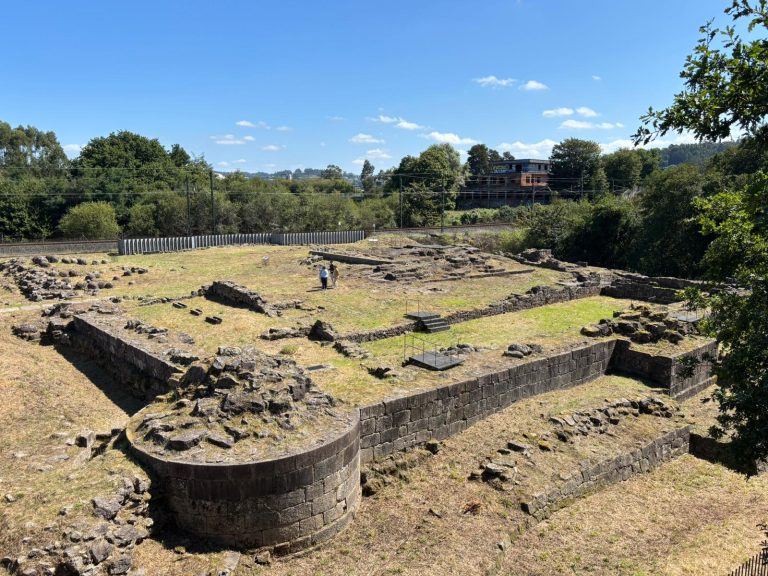O Concello limpa a Rocha Forte e prepara un contrato plurianual para o mantemento do xacemento
