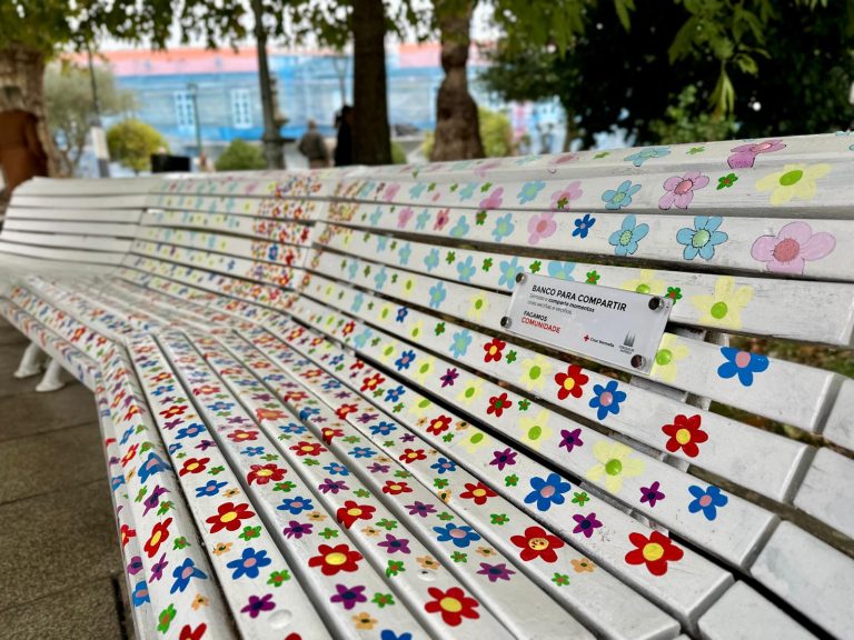 A Alameda de Santiago incorpora un banco para combater a soidade non desexada e fomentar a convivencia